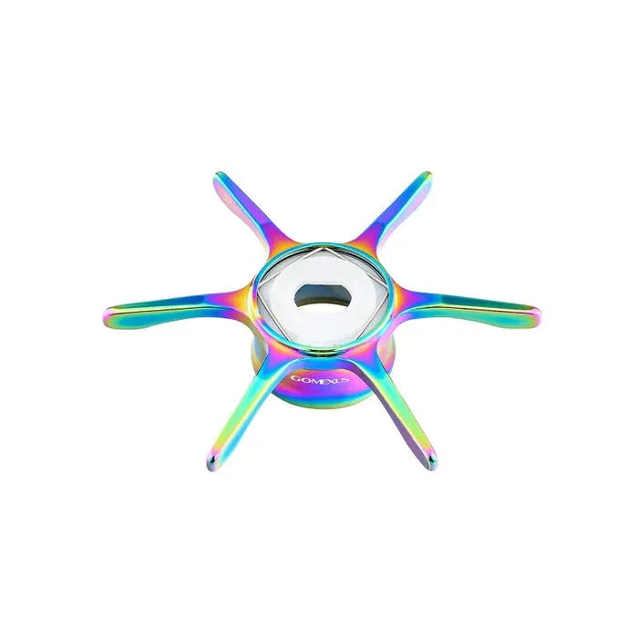 Eine metallische, regenbogenfarbene Gomexus Sternbremse 60 mm für Shimano Baitcastrolle, mit sechs Armen und einem sechseckigen Mittelloch, in der Farbe Aurora von Gomexus, dargestellt auf einem weißen Hintergrund.
