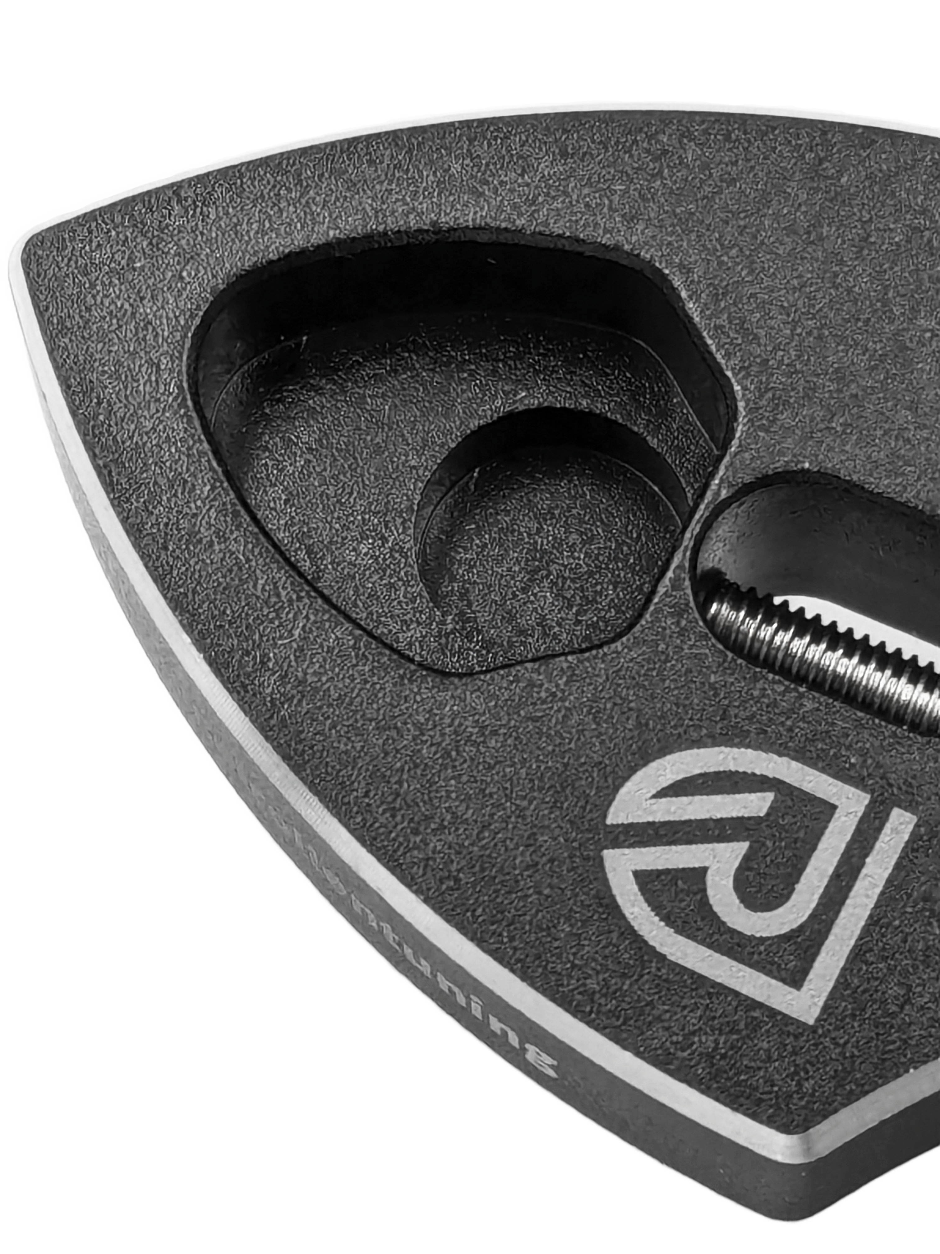 Eine Nahaufnahme des RL-TNG Spool Bearing Pin Remover mit Kreuzschlüssel von RL-Angelrollentuning, einem schwarz-silbernen dreieckigen Werkzeug mit einer Vertiefung und Schraube – ideal für das Tuning von Angelrollen oder die Reparatur von Baitcastern.