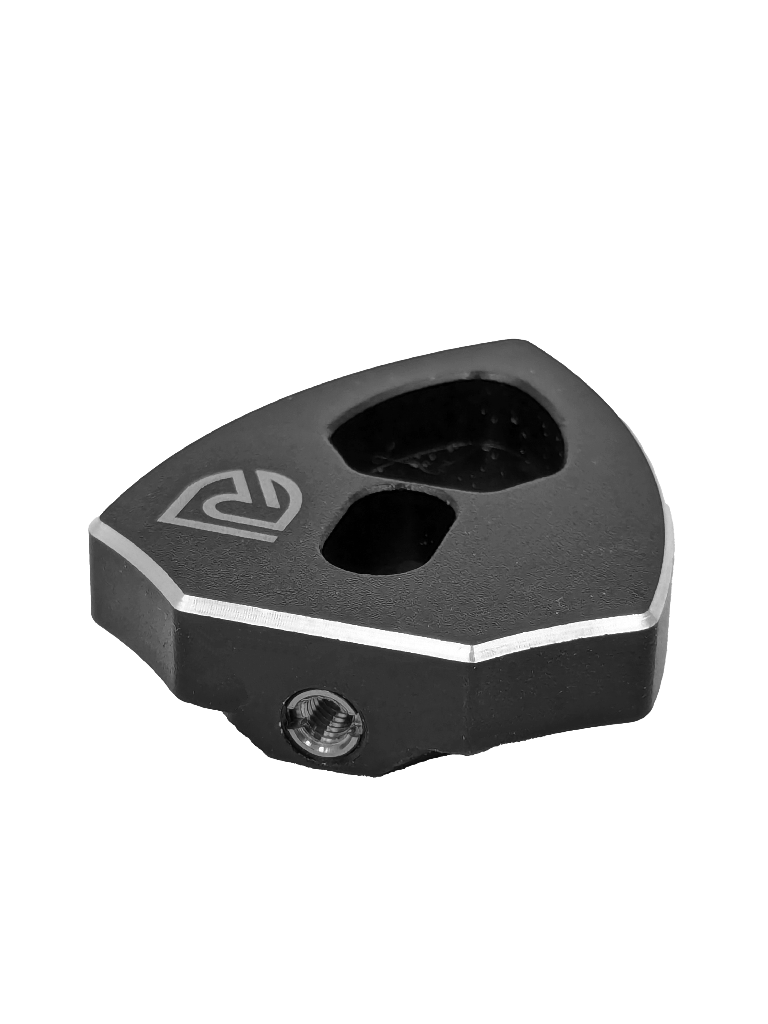 Der RL-Angelrollentuning RL-TNG Spool Bearing Pin Remover mit Kreuzschlüssel ist ein schwarzes, geometrisches Tuning-Tool für Angelrollen mit zwei Löchern, abgeschrägter Kante, eingraviertem Logo und sichtbarer Sechskantschraube, dargestellt auf einem schlichten schwarzen Hintergrund.