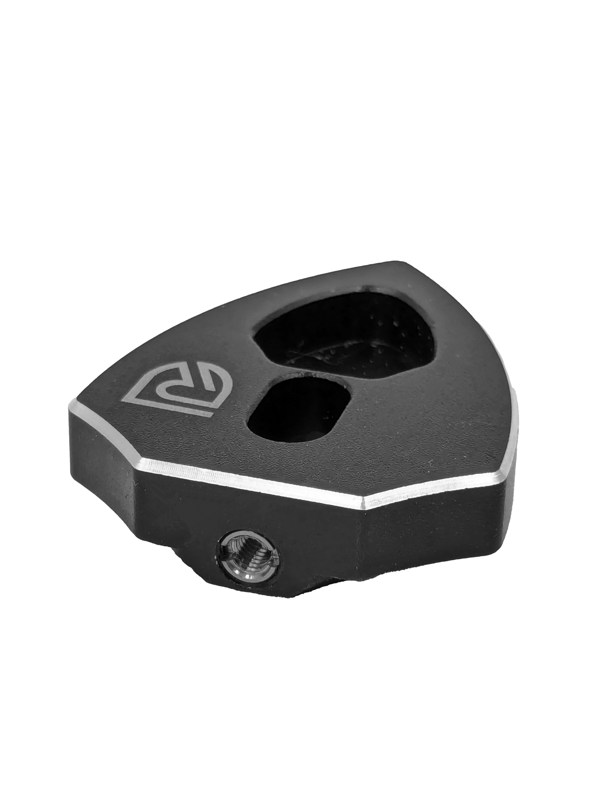 Der RL-Angelrollentuning RL-TNG Spool Bearing Pin Remover mit Kreuzschlüssel ist ein schwarzes, geometrisches Tuning-Tool für Angelrollen mit zwei Löchern, abgeschrägter Kante, eingraviertem Logo und sichtbarer Sechskantschraube, dargestellt auf einem schlichten schwarzen Hintergrund.