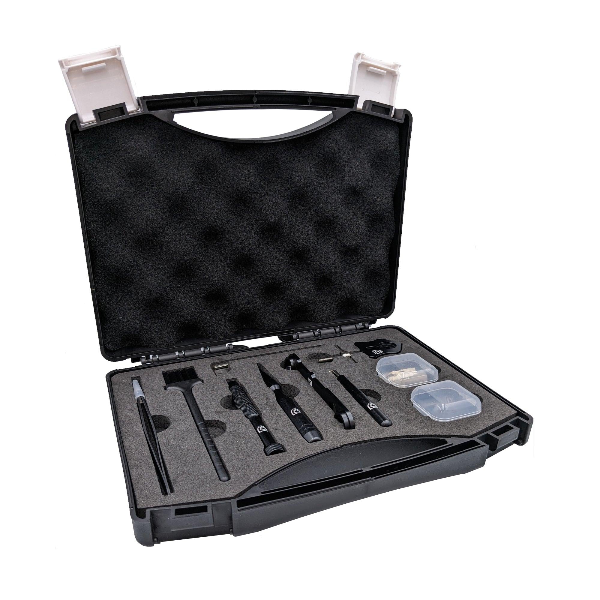 Das RL-Angelrollentuning Ready to Go Wartungskit enthält einen schwarzen Kunststoffkoffer mit Schaumstoffeinlagen, Baitcaster-Werkzeug, eine Metallpinzette und zwei Klarsichtboxen – alles übersichtlich in Fächern geordnet. Perfekt für die Pflege Ihrer Angelrollen.