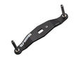 Der SLP Works Carbon Crank Handle (8x5mm, ohne Knobs) von SLP Works ist ein schwarzer NANOALLOY-Technologie Griff für Baitcasting-Rollen. Er hat zwei Metallpfosten, eine rechteckige Aussparung in der Mitte und "SLP WORKS" auf der linken Seite.
