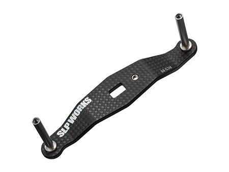 Der SLP Works Carbon Crank Handle (8x5mm, ohne Knobs) von SLP Works ist ein schwarzer NANOALLOY-Technologie Griff für Baitcasting-Rollen. Er hat zwei Metallpfosten, eine rechteckige Aussparung in der Mitte und "SLP WORKS" auf der linken Seite.