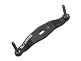 Der SLP Works Carbon Crank Handle (8x5mm, ohne Knobs) von SLP Works ist ein schwarzer NANOALLOY-Technologie Griff für Baitcasting-Rollen. Er hat zwei Metallpfosten, eine rechteckige Aussparung in der Mitte und "SLP WORKS" auf der linken Seite.