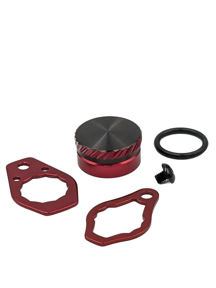 SLP Works MC Zero Adjuster Set von SLP Works: rote Metallteile für Daiwa-Baitcasting-Rollen, darunter eine runde Kappe mit schwarzer Spitze, zwei gelochte Platten, eine kleine schwarze Schraube und ein schwarzer O-Ring, alles auf weißem Hintergrund.