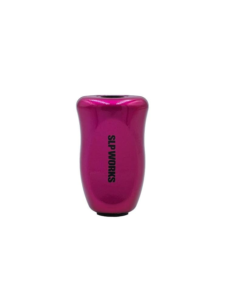 Ein metallisch magentafarbener, ergonomisch geformter, zylindrischer SLP Works i-Type Cork Knob mit vertikalem Aufdruck 
