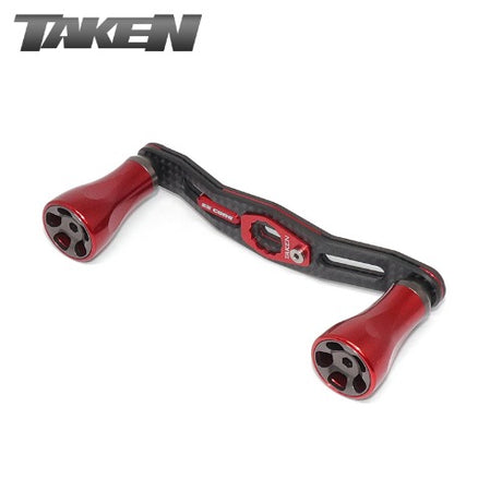 Der Taken A2 Carbon Handle 90 mm ist ein roter Doppelknopf-Baitcaster-Griff mit A2-Aluminiumknöpfen und Karbonrahmen, der für Shimano & Daiwa entwickelt wurde und das Taken-Logo auf weißem Hintergrund trägt.