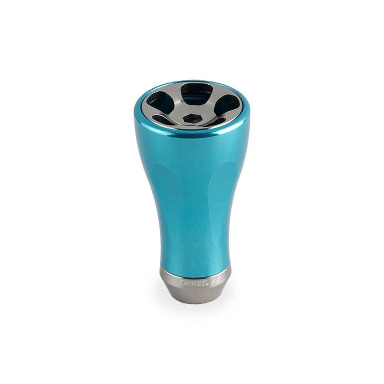 Ein Taken A2 Knob 36mm Tuning Aluminium Knauf für Shimano & Daiwa Angelrollen von Taken in Himmel Blau, mit einem Metallic-Finish mit verchromter Oberseite und kreisförmigen Ausschnitten, abgebildet auf weißem Hintergrund.