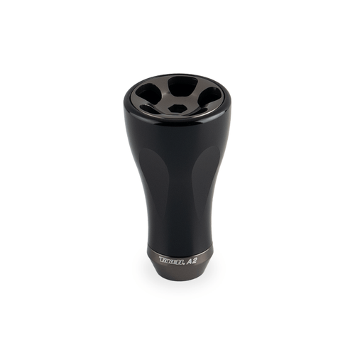 Der Taken A2 Knob 36mm ist ein schwarzer, zylindrischer Tuning Aluminium Knauf von Taken mit dezenten Rillen - ideal für Shimano & Daiwa Angelrollen und perfekt als stilvolles Upgrade.