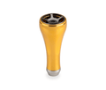 Der Taken A7 Knob 50mm - Tuning Aluminium Knauf für Shimano & Daiwa Angelrollen von Taken, abgebildet in Gold mit einer leicht konischen Form, schwarzen Akzenten auf der Oberseite und einer silbernen Basis, ist vor einem weißen Hintergrund fotografiert.