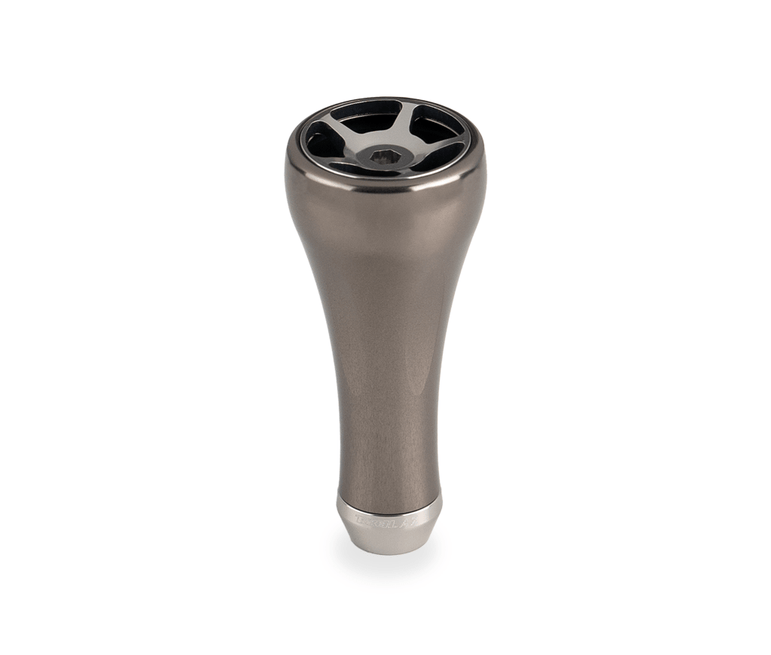 Der Taken A7 Knob 50mm, ein Tuning-Knauf aus Rotguss-Aluminium von Taken für Shimano- und Daiwa-Rollen, zeichnet sich durch eine metallische Kegelform mit einem glänzenden Finish und einer schwarzen Vier-Speichen-Oberseite aus - ideal zum Aufrüsten Ihrer Angelrollen.