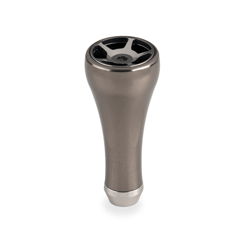 Der Taken A7 Knob 50mm, ein Tuning-Knauf aus Rotguss-Aluminium von Taken für Shimano- und Daiwa-Rollen, zeichnet sich durch eine metallische Kegelform mit einem glänzenden Finish und einer schwarzen Vier-Speichen-Oberseite aus - ideal zum Aufrüsten Ihrer Angelrollen.