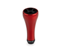 Der Taken A7 Knob 50mm ist ein roter Aluminium-Tuning-Knauf für Shimano & Daiwa Angelrollen. Er hat ein Metallic-Finish mit schwarzen Details auf der Oberseite, die auf einem weißen Hintergrund abgebildet sind.