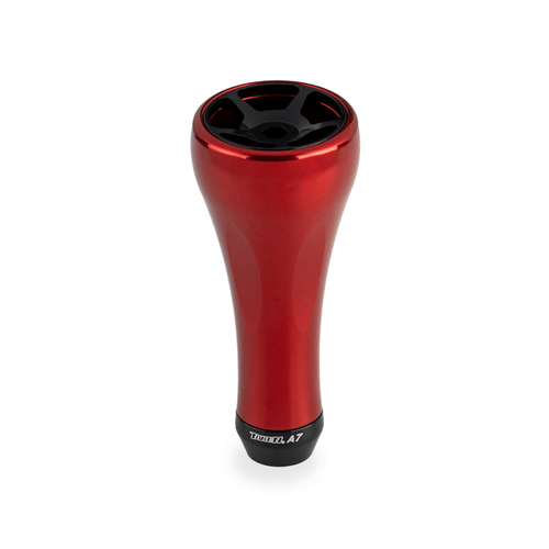 Der Taken A7 Knob 50mm ist ein roter Aluminium-Tuning-Knauf für Shimano & Daiwa Angelrollen. Er hat ein Metallic-Finish mit schwarzen Details auf der Oberseite, die auf einem weißen Hintergrund abgebildet sind.