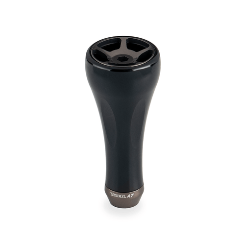 Der Taken A7 Knauf 50mm in Schwarz ist ein Tuning Aluminium Knauf für Shimano & Daiwa Angelrollen. Er hat ein konisches, zylindrisches Design mit vier Speichen und einer A7 Markierung auf einem metallischen Band, das vor einem weißen Hintergrund steht.