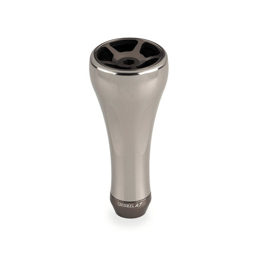 Der Taken A7 Knob 50mm ist ein titanfarbener, konisch zulaufender Aluminium-Stimmknopf von Taken für Shimano- und Daiwa-Rollen, mit glänzender Oberfläche und schwarzer Vier-Loch-Oberseite, beschriftet mit "Taken A7", fotografiert auf weißem Hintergrund.