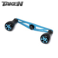 A Taken AZ100 Power Handle aus Duraluminium mit H7 Knobs in Himmel Blau, für Shimano & Daiwa, mit Taken Logo oben links auf weißem Hintergrund.