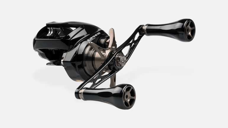 Der Taken GT106 Handle von Taken ist ein schwarzer Power Handle aus Duraluminium mit zwei großen A7 Aluminiumknöpfen für Shimano & Daiwa, abgebildet auf einer schlanken kompakten Rolle vor einem schlichten weißen Hintergrund.