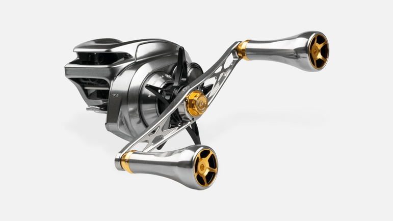 Eine Nahaufnahme des Taken GT106 Griffs - ein Power-Griff von Taken aus Duraluminium mit A7-Knöpfen, entwickelt für Shimano- und Daiwa-Rollen, mit silbernen und goldenen Akzenten und einem modernen, stromlinienförmigen Look auf weißem Hintergrund.