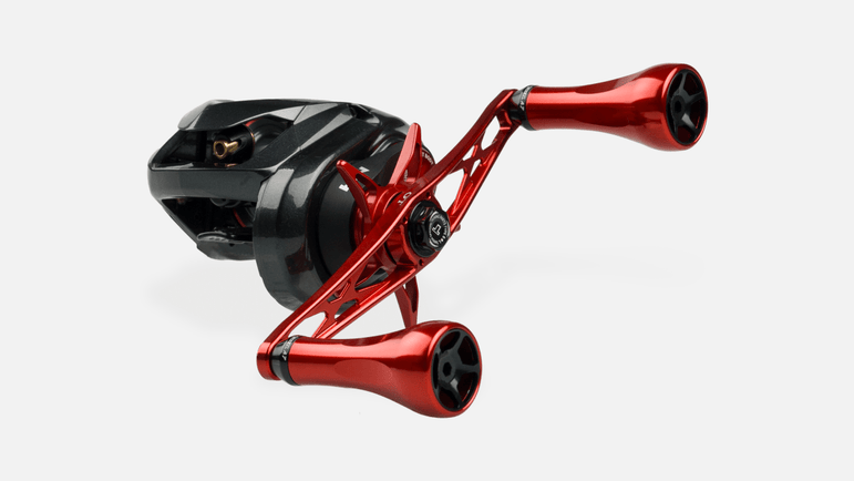 Eine Nahaufnahme des Taken GT106 Griffs - ein Power Handle aus Duraluminium mit A7 Knöpfen für Shimano & Daiwa, in metallic rot und schwarz von Taken, fotografiert vor einem schlichten weißen Hintergrund.