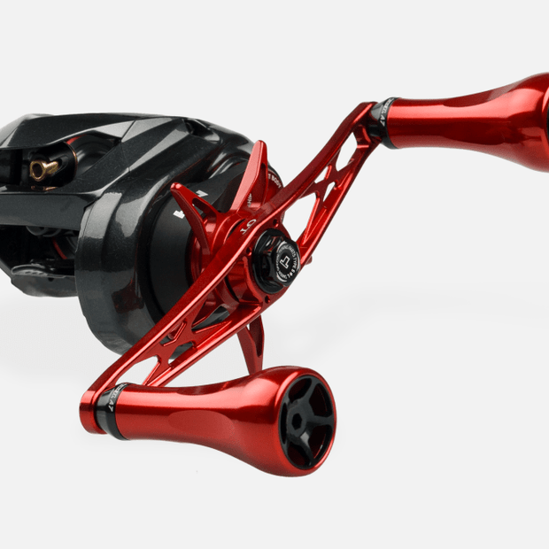 Eine Nahaufnahme des Taken GT106 Griffs - ein Power Handle aus Duraluminium mit A7 Knöpfen für Shimano & Daiwa, in metallic rot und schwarz von Taken, fotografiert vor einem schlichten weißen Hintergrund.