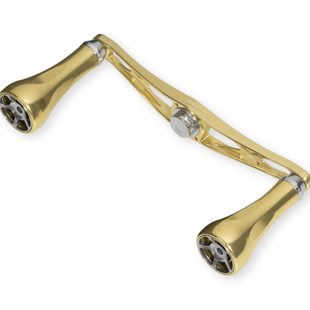 Der Taken GT106-Griff von Taken in Soft Gold verfügt über langlebige A7-Aluminiumknöpfe und zwei ergonomische Griffe auf einem leicht gebogenen, offenen Duraluminium-Power-Kurbel-Design für Shimano & Daiwa, abgebildet vor einem weißen Hintergrund.