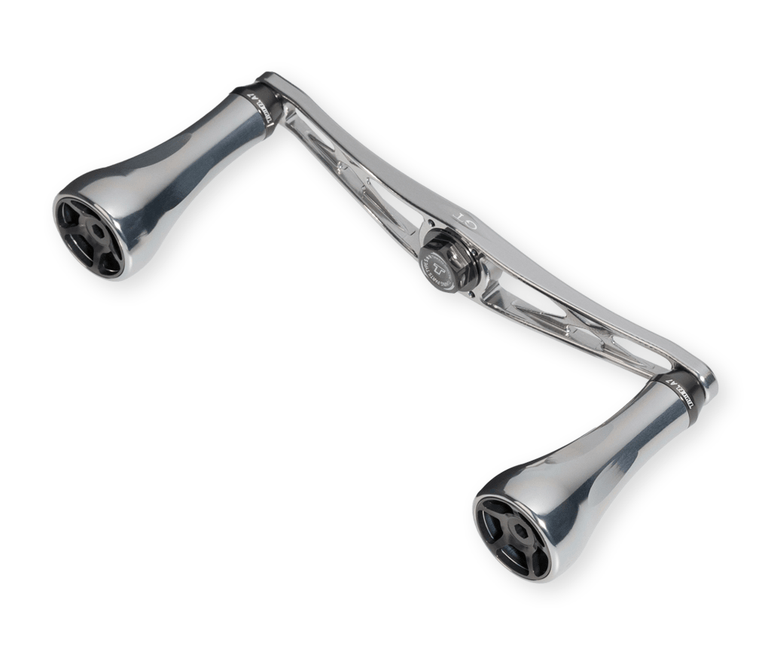 Der Taken GT106 Griff von Taken ist ein moderner, ergonomischer Powergriff aus Titanium, hergestellt aus Duraluminium mit A7 Knöpfen für Shimano & Daiwa, mit einem offenen, leichten Zentrum und großen Aluminiumknöpfen für besseren Halt und Kontrolle.