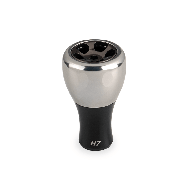 Der Taken H7 Knob 40mm von Taken aus Titan ist ein Aluminium-Stimmknopf für Baitcaster und Spinnrollen (Shimano & Daiwa), der aufrecht vor einem weißen Hintergrund abgebildet ist.