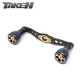 Der Taken H7 SS Crossover Carbon Griff 100 mm ist ein Carbongriff mit königsblauen H7 Aluminiumknöpfen, der für Shimano und Daiwa entwickelt wurde und das TAKEN Logo trägt.