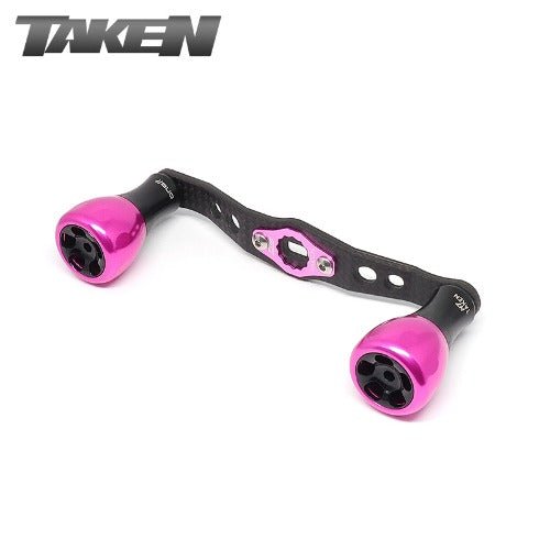 Der Taken H7 SS Crossover Carbon Handle 100 mm - Carbon Power Handle mit H7 Aluminium Knobs in Rosa für Shimano & Daiwa ist mit schwarzen Akzenten und dem TAKEN Logo in der linken oberen Ecke auf weißem Hintergrund abgebildet.