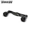 Ein Taken H7 SS Crossover Carbon Griff 100 mm in Schwarz, mit H7 Aluminium Knobs für Shimano & Daiwa, und TAKEN Logo oben links auf weißem Hintergrund.