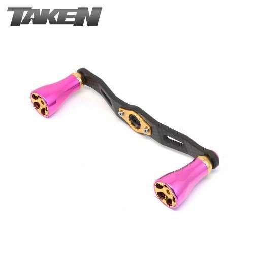 Taken One11 A2 Carbon Handle 111 mm in Rosa mit A2 Aluminium Knobs, abgebildet auf weißem Hintergrund. Oben links steht "TAKEN". Ideal für Shimano- und Daiwa-Rollenangler, die große Schwimmköder werfen.