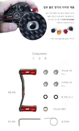 Ein Diagramm des Taken SS Carbon Griffs 85 mm mit SS Aluminium Knöpfen für Shimano & Daiwa, mit roten Lenkerenden, Muttern, Schrauben, Spacern (wie ein Finesse-Baitcaster), Inbusschlüssel, Schraubenschlüssel, und koreanisch-englischer Stückliste.