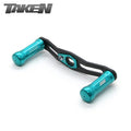 Der Taken SS Carbon Handle 85 mm, eine Tuning Carbon Kurbel für Shimano & Daiwa mit himmelblauen SS Aluminium Knobs und einem schwarzen Mittelarm, zeigt das Taken Logo in der oberen linken Ecke auf weißem Hintergrund.