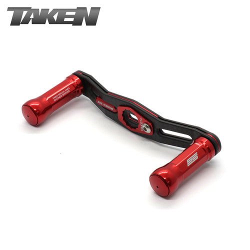 Der Taken SS Carbon Griff 90 mm in rot verfügt über SS Aluminium Knobs und passt auf Shimano & Daiwa Rollen - eine Premium Tuning Doppelrahmen Carbon Kurbel, perfekt für das Finesse Fischen. Das Branding beinhaltet das Taken Logo.