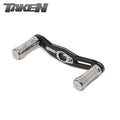 Ein Titanium Taken SS Carbon Handle 90 mm Angelrollengriff mit SS Aluminium Knöpfen, entworfen für Shimano & Daiwa, wird auf einem weißen Hintergrund gezeigt. Das Wort TAKEN erscheint in grauer Schrift in der oberen linken Ecke.