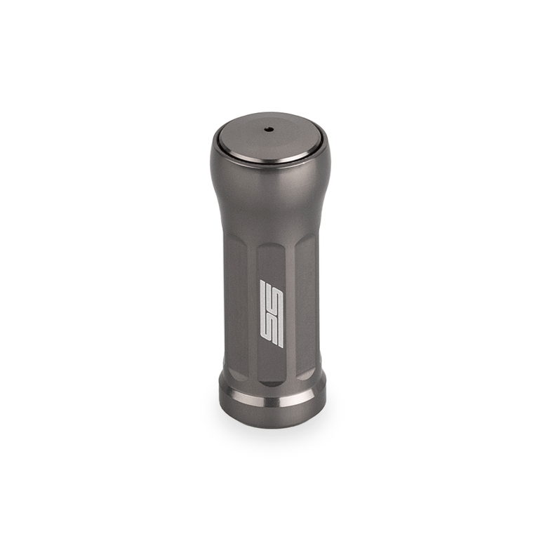 Der Taken SS Knob 35mm ist ein zylindrischer Aluminium-Stimmknopf aus Rotguss für Shimano- und Daiwa-Rollen. Er hat ein mattes Finish, eine konische Mitte, ein stilisiertes SS-Logo und ein oberes Loch für Präzision und verbesserte Leistung.