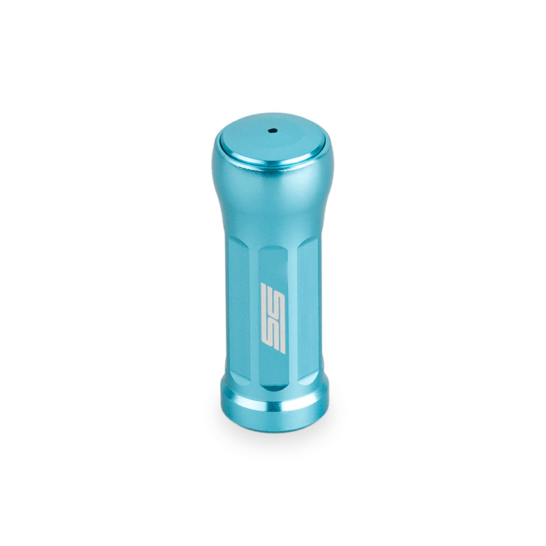 Ein Taken SS Knob 35mm - Tuning Aluminium Knauf für Shimano & Daiwa Angelrollen von Taken, in Himmel Blau, zylindrisch mit flacher Oberseite, kleinem Mittelloch und eingraviertem Logo an der Seite, abgebildet auf weißem Hintergrund.