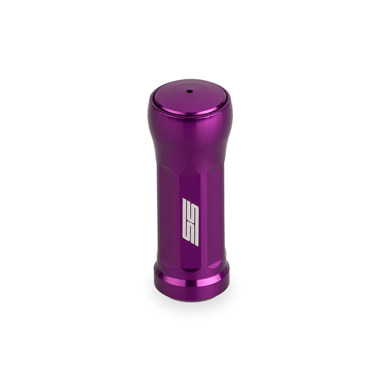 Der Taken SS Knob 35mm von Taken ist ein lila Aluminium Tuning Knauf für Shimano & Daiwa Angelrollen, mit einem weißen SS Logo und vertikalen Rillen, mit einer leicht abgerundeten Oberseite, dargestellt auf weißem Hintergrund.