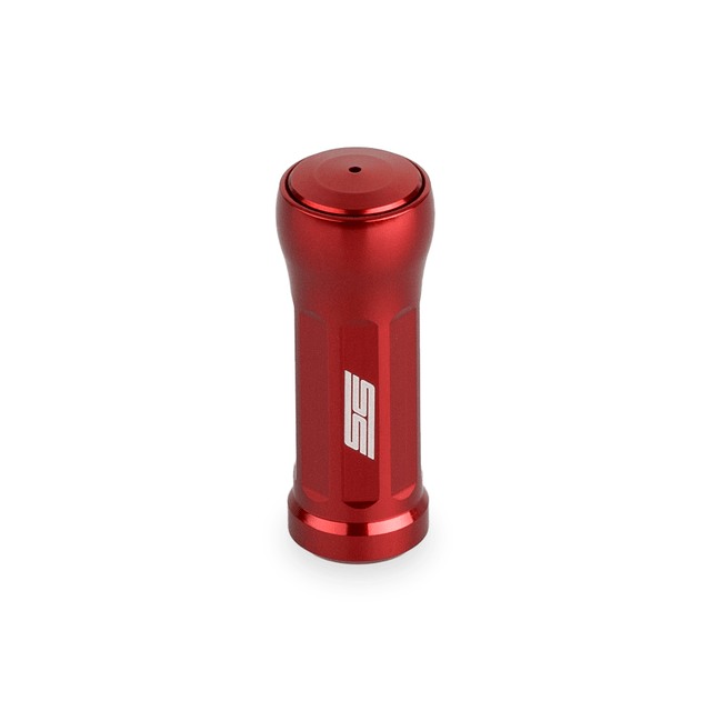 Der Taken SS Knob 35mm in rot ist ein zylindrischer Aluminium-Tuning-Knauf mit abgerundetem Top und weißem SS-Logo, passend für Shimano & Daiwa Angelrollen - das perfekte Upgrade für deine Baitcaster-Rollen.