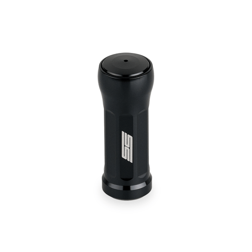 Der Taken SS Knob 35mm von Taken ist ein schwarzer, zylindrischer Aluminiumknopf mit geriffeltem Körper und "SS"-Logo, perfekt für die Aufrüstung von Shimano- und Daiwa-Angelrollen, abgebildet auf einem schlichten weißen Hintergrund.