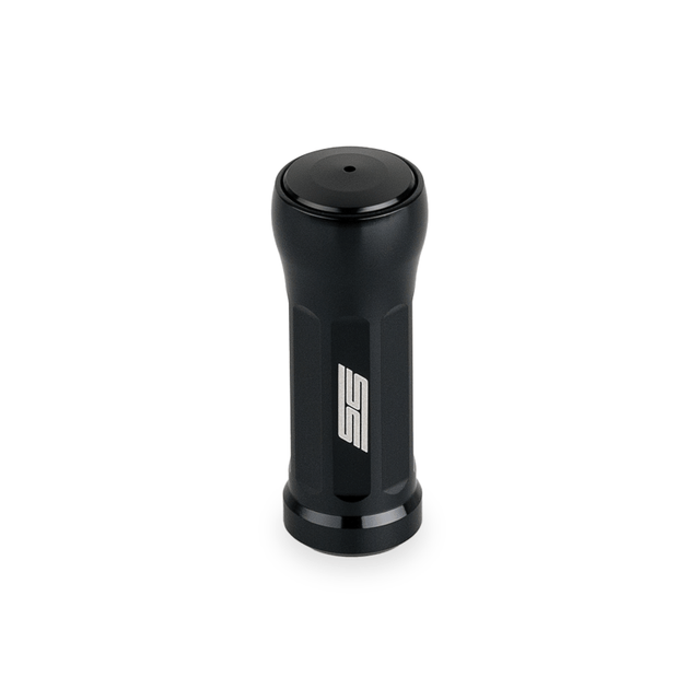 Der Taken SS Knob 35mm von Taken ist ein schwarzer, zylindrischer Aluminiumknopf mit geriffeltem Körper und "SS"-Logo, perfekt für die Aufrüstung von Shimano- und Daiwa-Angelrollen, abgebildet auf einem schlichten weißen Hintergrund.