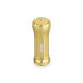 Der Taken SS Knob 35mm ist ein weicher, goldfarbener Aluminium-Stimmknopf für Shimano- und Daiwa-Rollen. Er verfügt über eine flache Oberseite mit zentralem Loch, seitlichen Rillen und einem weißen Logo - perfekt als Upgrade Baitcaster Rollen Knob. Abgebildet auf einem weißen Hintergrund.
