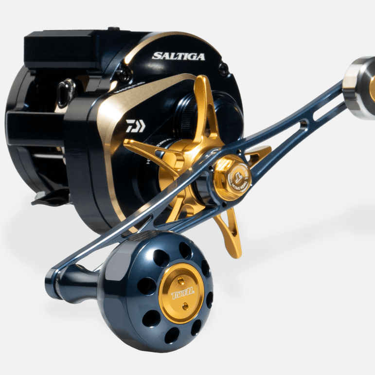 Eine Detailaufnahme des Taken X3 Knob 50mm Power Tuning Griffs von Taken für Shimano und Daiwa Rollen - perfekt für das Hecht- und Bigbaitangeln - auf einer Rolle mit metallischen schwarzen, goldenen und silbernen Akzenten vor einem weißen Hintergrund.
