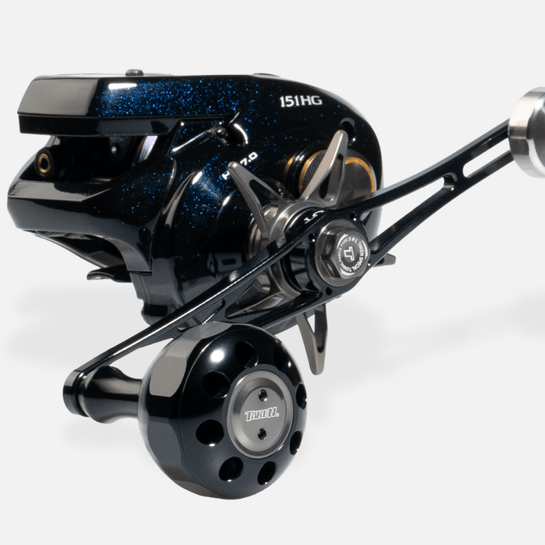 Eine Nahaufnahme des Taken X3 Knob 50mm-Power Tuning Knauf für Shimano & Daiwa Angelrollen (Hecht & Bigbait) von Taken, mit großem Powergriff und Sternwiderstand, ideal für kraftvolles Angeln und Shimano/Daiwa kompatibel.