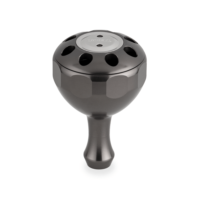 Der Taken X3 Knob 50mm ist ein kugelförmiger Power Tuning Knauf aus Rotguss für Shimano & Daiwa Hecht/Bigbait Rollen. Er verfügt über einen sechseckigen Schaft, kreisförmige Löcher auf der Oberseite und eine eingravierte runde Platte auf weißem Hintergrund.