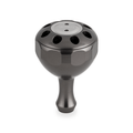 Der Taken X3 Knob 50mm ist ein kugelförmiger Power Tuning Knauf aus Rotguss für Shimano & Daiwa Hecht/Bigbait Rollen. Er verfügt über einen sechseckigen Schaft, kreisförmige Löcher auf der Oberseite und eine eingravierte runde Platte auf weißem Hintergrund.