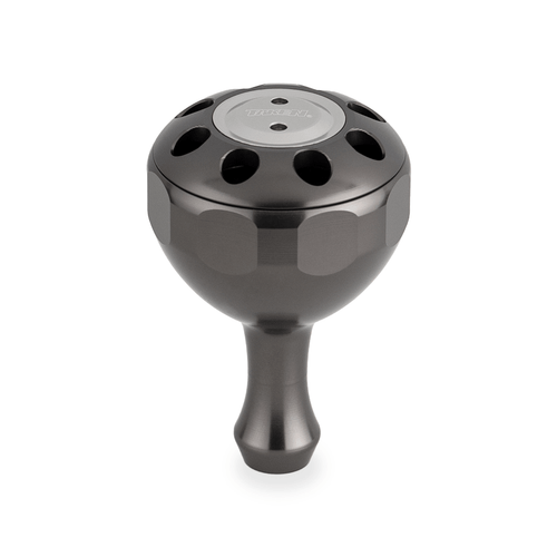 Der Taken X3 Knob 50mm ist ein kugelförmiger Power Tuning Knauf aus Rotguss für Shimano & Daiwa Hecht/Bigbait Rollen. Er verfügt über einen sechseckigen Schaft, kreisförmige Löcher auf der Oberseite und eine eingravierte runde Platte auf weißem Hintergrund.