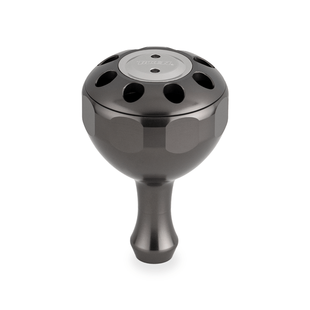 Der Taken X3 Knob 50mm ist ein kugelförmiger Power Tuning Knauf aus Rotguss für Shimano & Daiwa Hecht/Bigbait Rollen. Er verfügt über einen sechseckigen Schaft, kreisförmige Löcher auf der Oberseite und eine eingravierte runde Platte auf weißem Hintergrund.