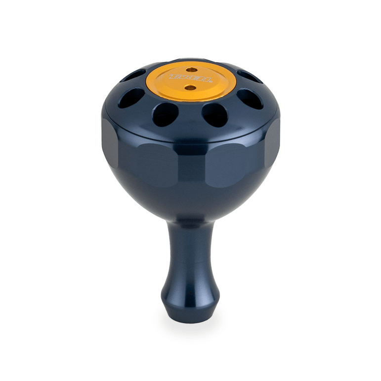 Der Taken X3 Knob 50mm von Taken ist ein metallischer, königsblauer Power Tuning Knauf für Shimano & Daiwa Angelrollen (Hecht & Bigbait), rund mit oberen Löchern und einem goldenen Zentrum, abgebildet auf weißem Hintergrund.